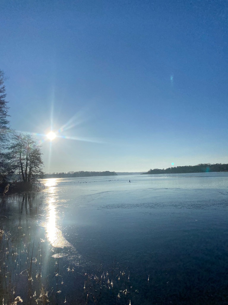 Öffentlicher Badestrand Damerow am Jabelschen See im Winter mit Wintersonne über vereister Bucht
