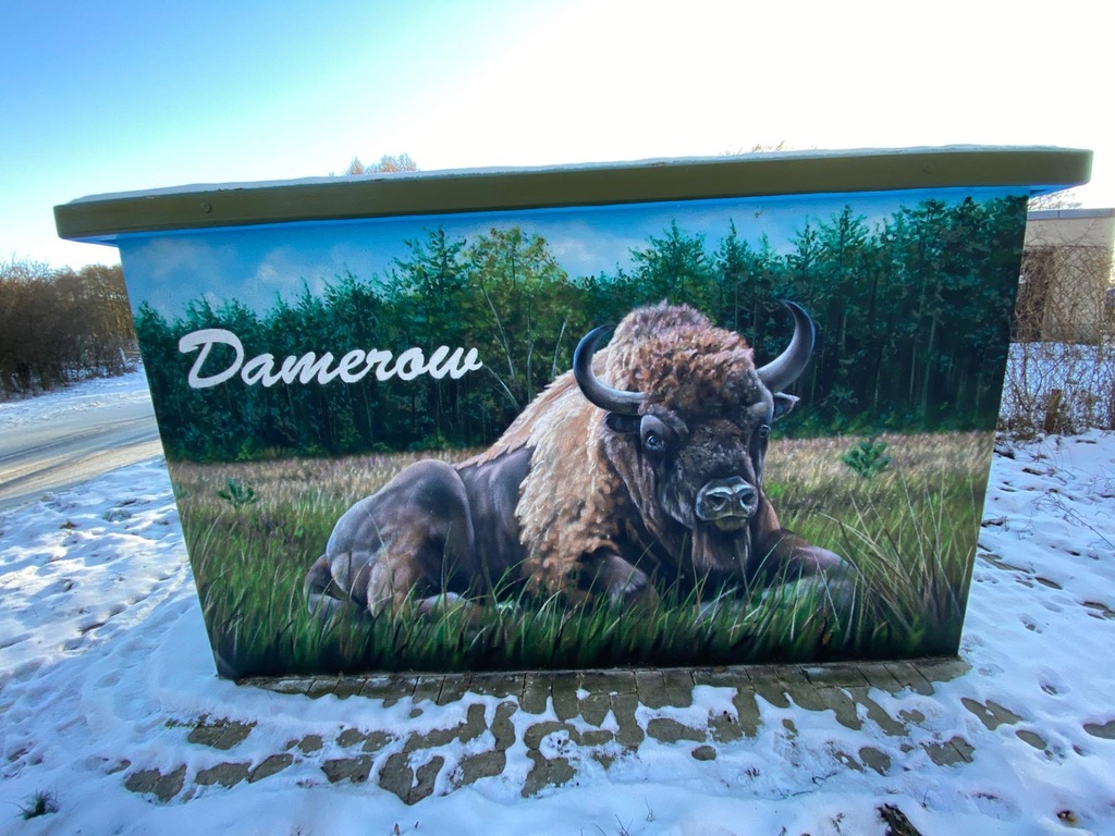 Ortseingang Damerow mit großer Wisent-Wandmalerei