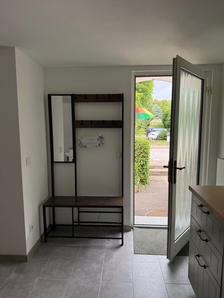 Eingangsbereich mit Garderobe und Tür zum Garten der Ferienwohnung Damerow