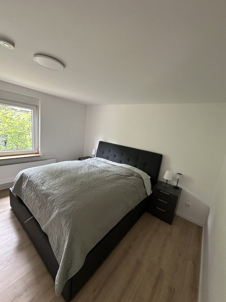 Schlafzimmer mit Doppelbett