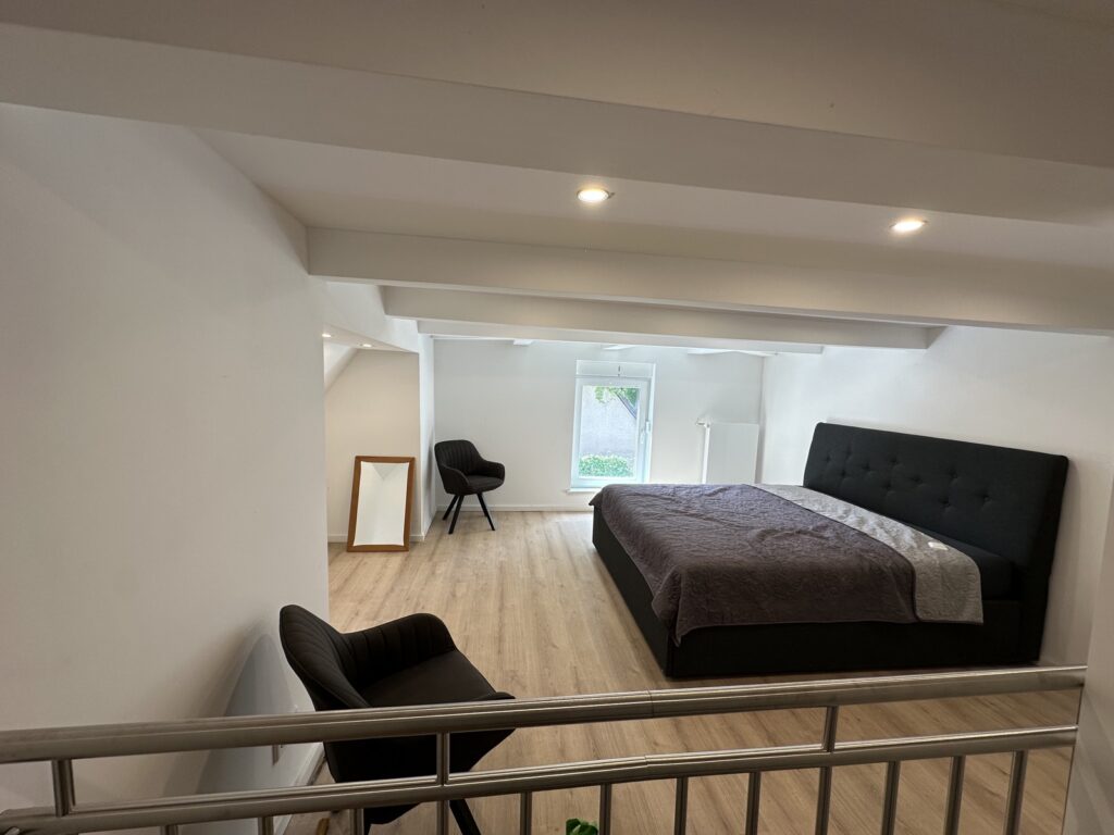 Blick von der Galerie auf das Schlafzimmer der Maisonette-Ferienwohnung in Damerow