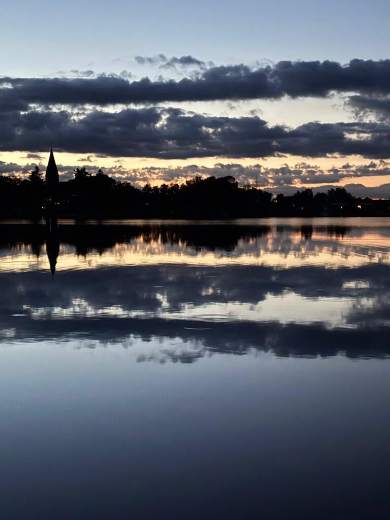 Jabelscher See zur blauen Stunde mit Wolkenspiegelung und Kirchturm-Silhouette