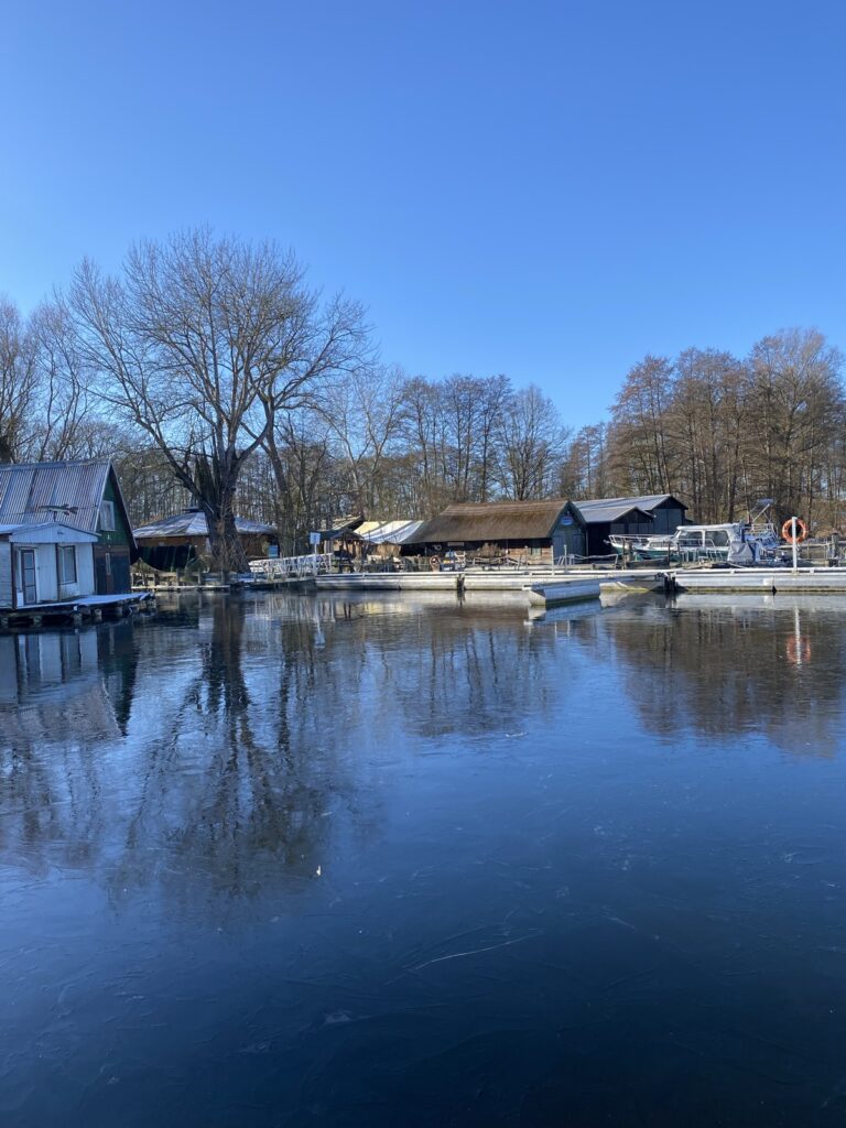 Ruhiger Wintermorgen am Hafen am Jabelschen See