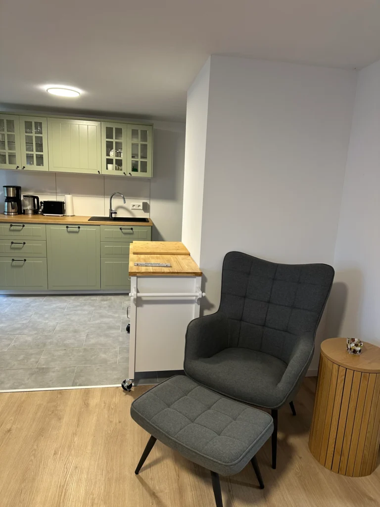 Küche der Ferienwohnung in Damerow mit Sitzecke