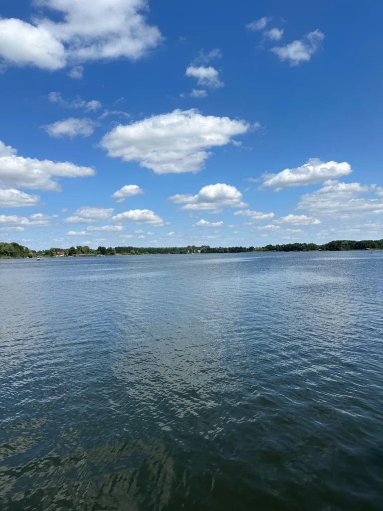 Wolkenspiegelung im Jabelschen See am Hafen Damerow