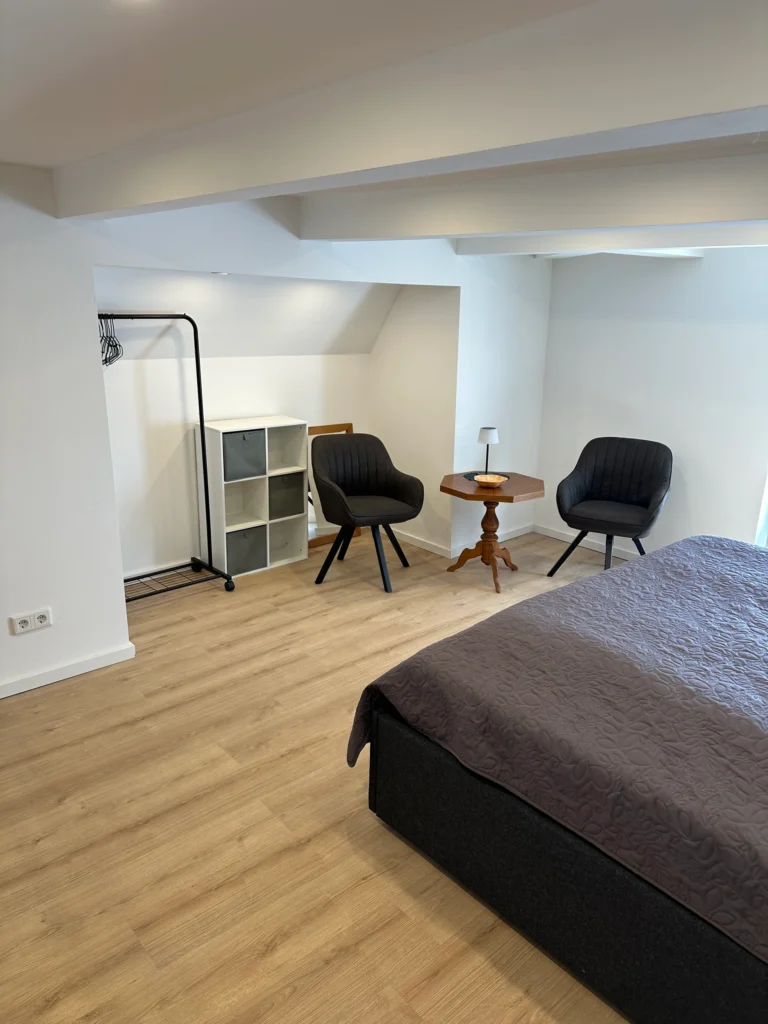 Oberes Schlafzimmer mit Doppelbett unter der Dachschräge