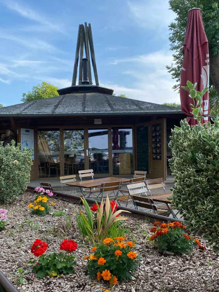 Die Fischer-Rotunde der Müritzfischer am Hafen Damerow mit Sommerblumen