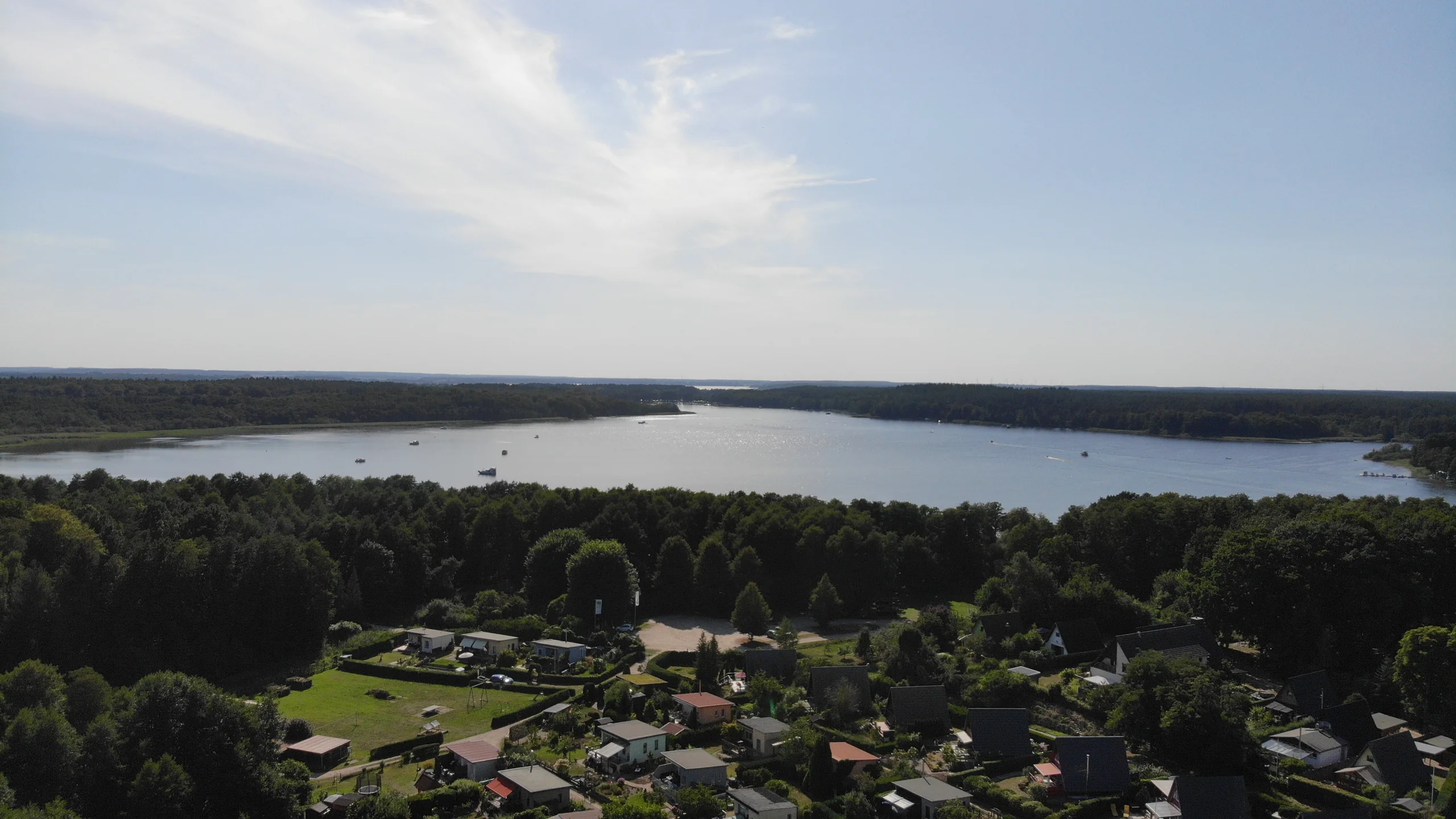 Luftaufnahme über Damerow mit See im sommerlichen Gegenlicht